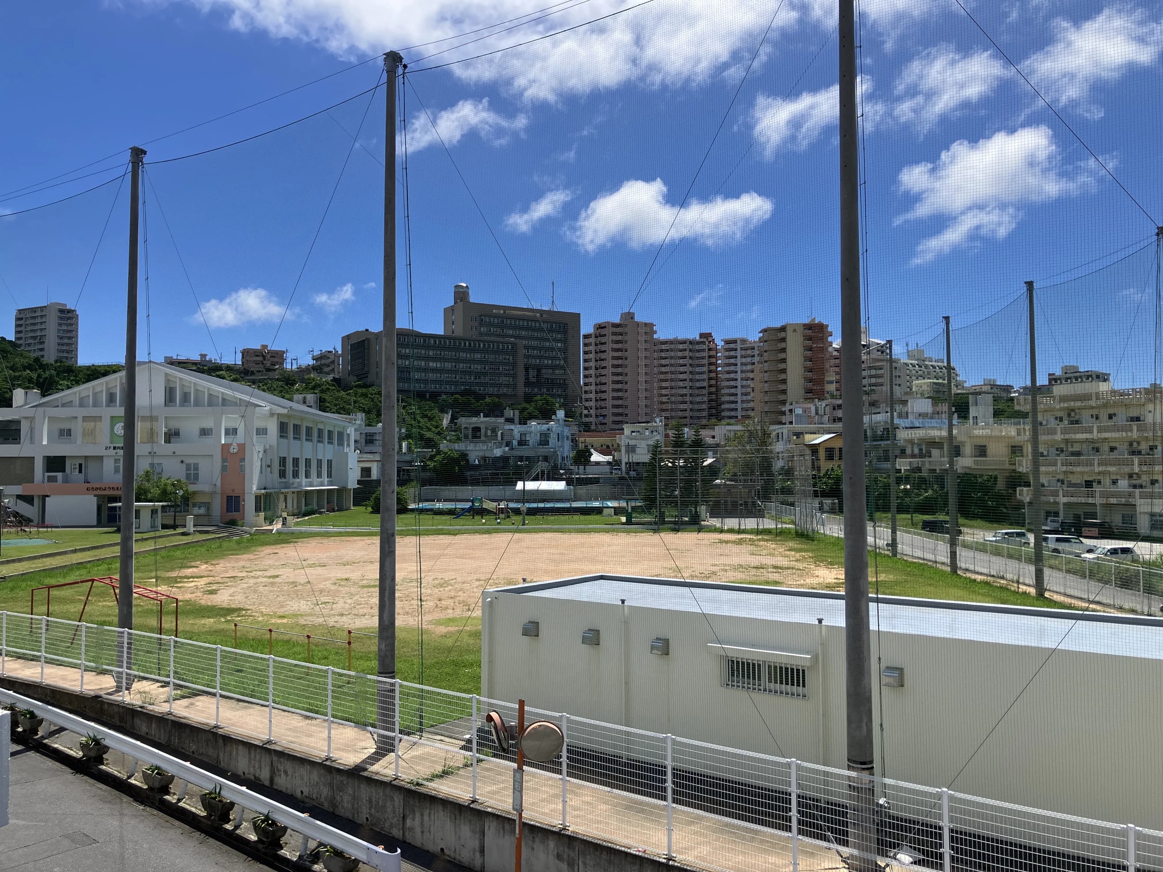 事務所からの景色(室川小学校・沖縄市役所方面)